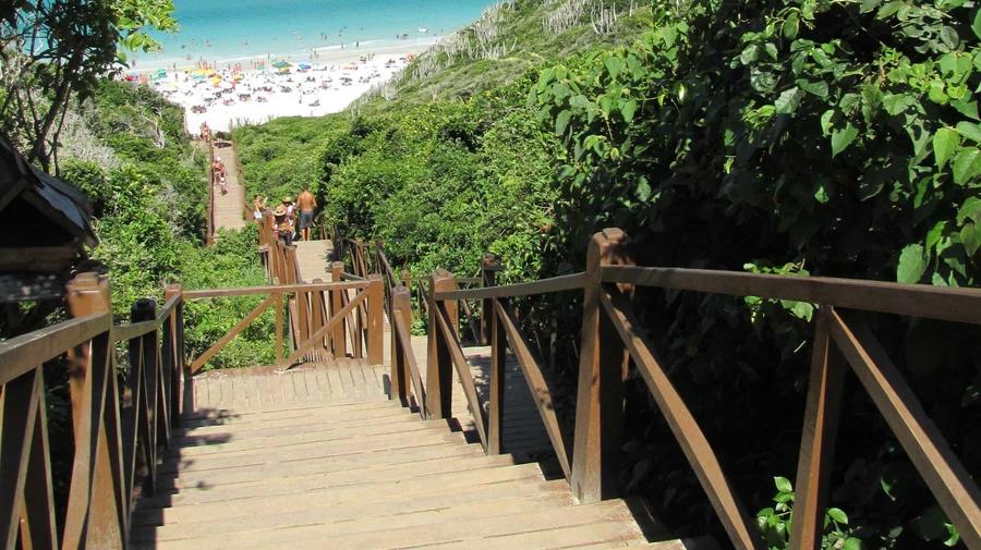 Escadaria de acesso às Prainhas do Pontal do Atalaia, em Arraial do Cabo, com vista para o mar.