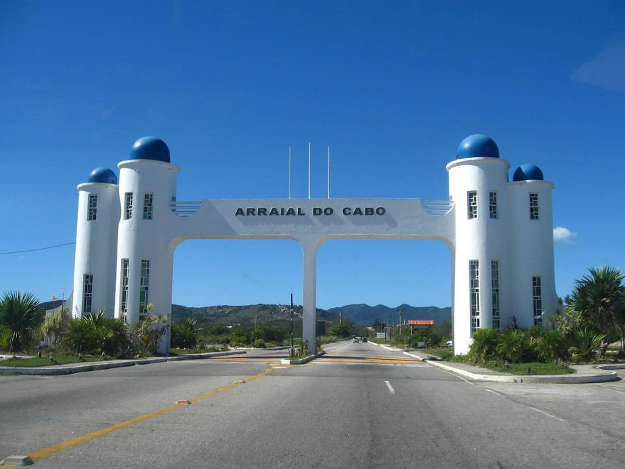 Pórtico de entrada da cidade de Arraial do Cabo, no Rio de Janeiro.