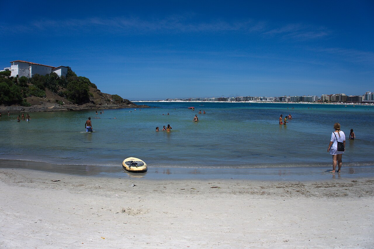 Praia do Forte com o Forte São Mateus ao fundo, em Cabo Frio, no Rio de Janeiro.