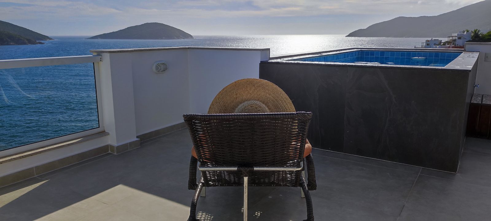Terraço de uma hospedagem no Pontal do Atalaia com vista para o oceano em Arraial do Cabo.