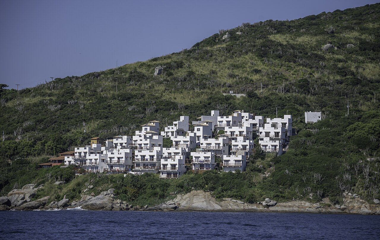 Casas de estilo branco com detalhes azuis em Arraial do Cabo, no Rio de Janeiro.