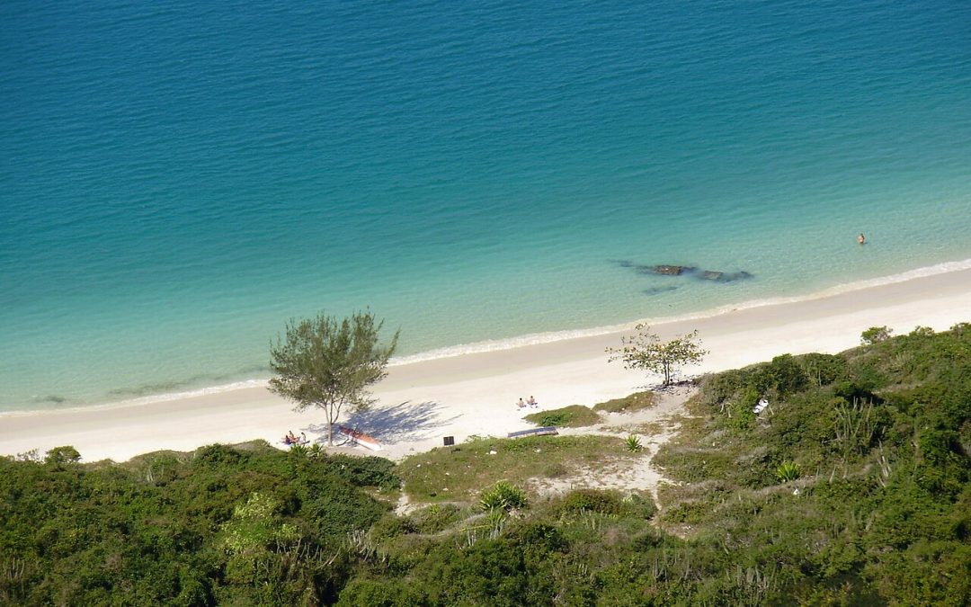Praia do Forno: onde fica e como chegar (trilha ou barco)