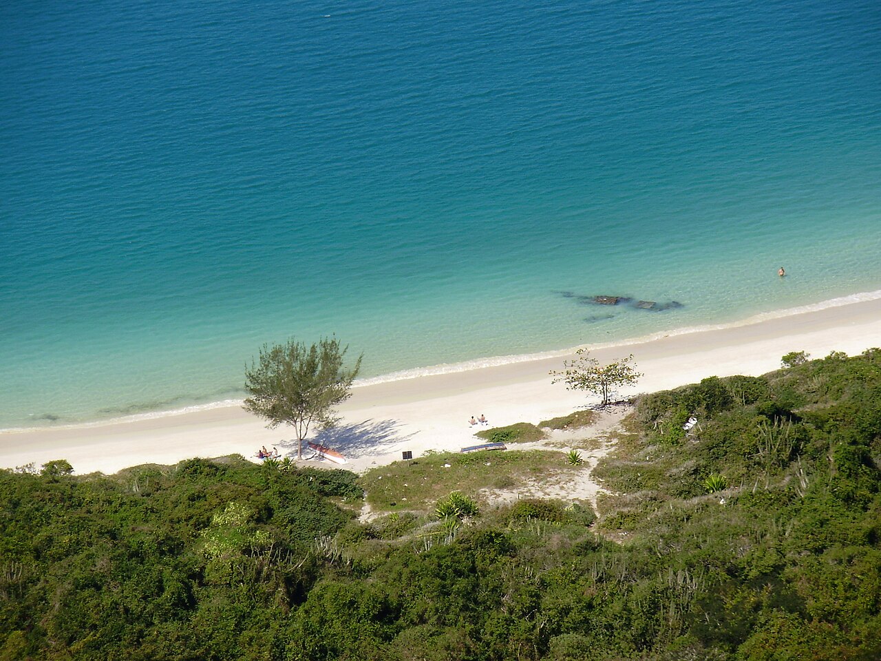 Vista real da Praia do Forno, em Arraial do Cabo, com areia clara e mar azul.