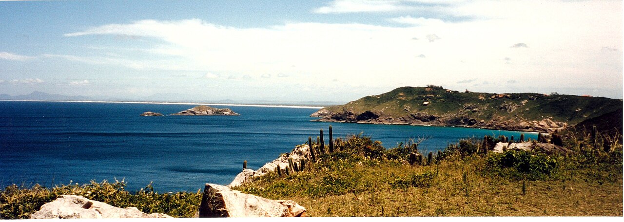 Vista panorâmica do Pontal do Atalaia, em Arraial do Cabo, com o mar e os costões da região.